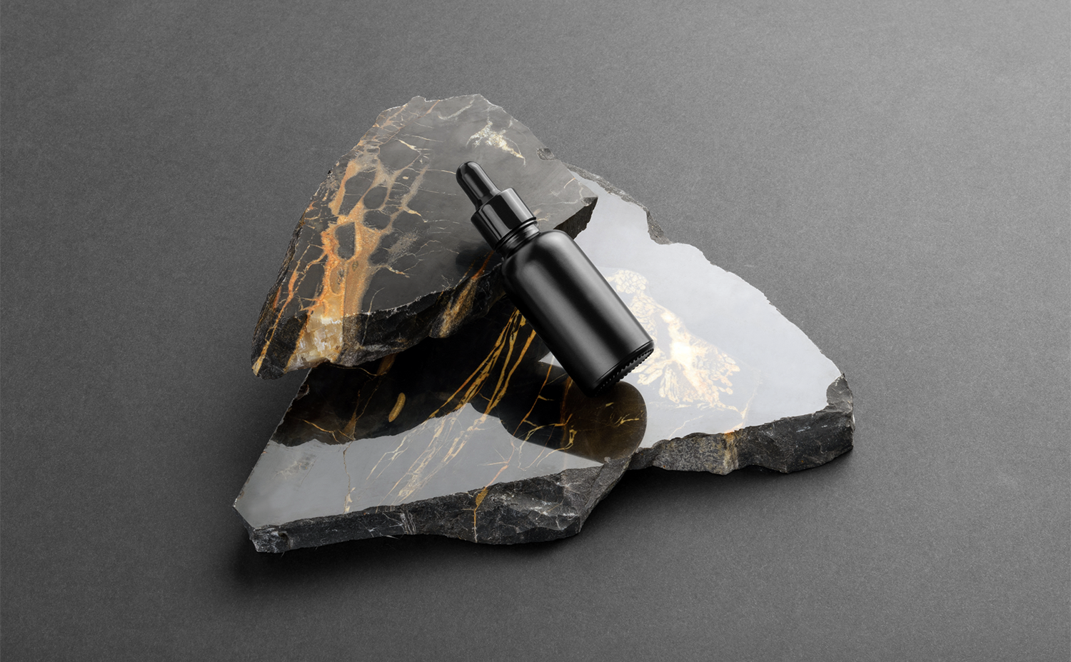 黑金大理石上的化妆品样机PSD