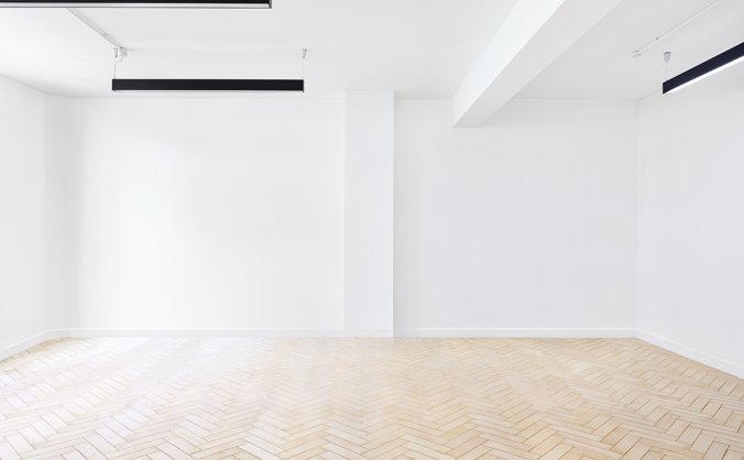 室内有木地板和空白墙的房间场景PSD