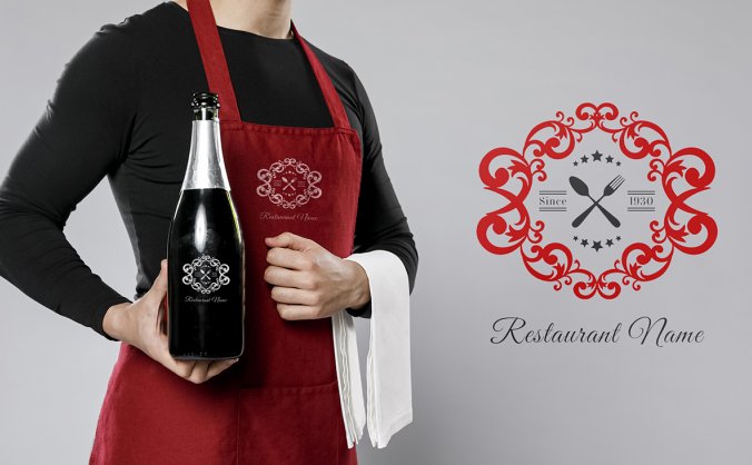 拿着酒瓶与餐巾的餐厅服务员